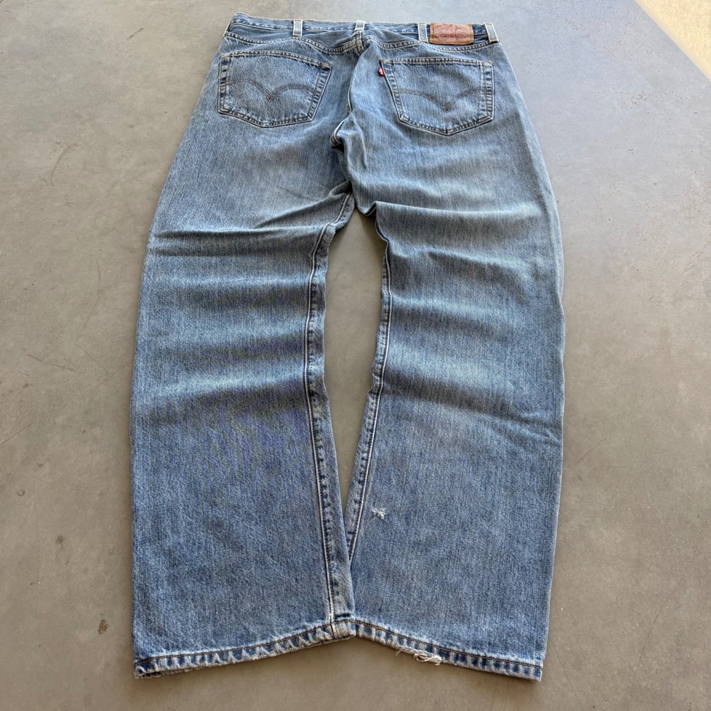 Levis 501 Mens Straight Leg Button Fly Medium Wash Denim Jeans Blue 40x32